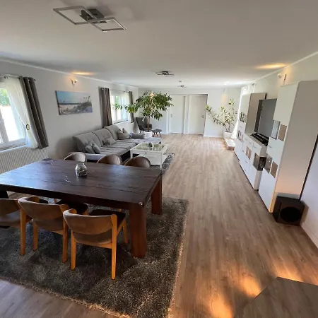 4 Schlafzimmer 8 Personen Parkplatz Grundstueck Garten Holiday home *