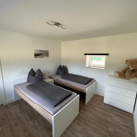 Holiday home 4 Schlafzimmer 8 Personen Parkplatz Grundstueck Garten