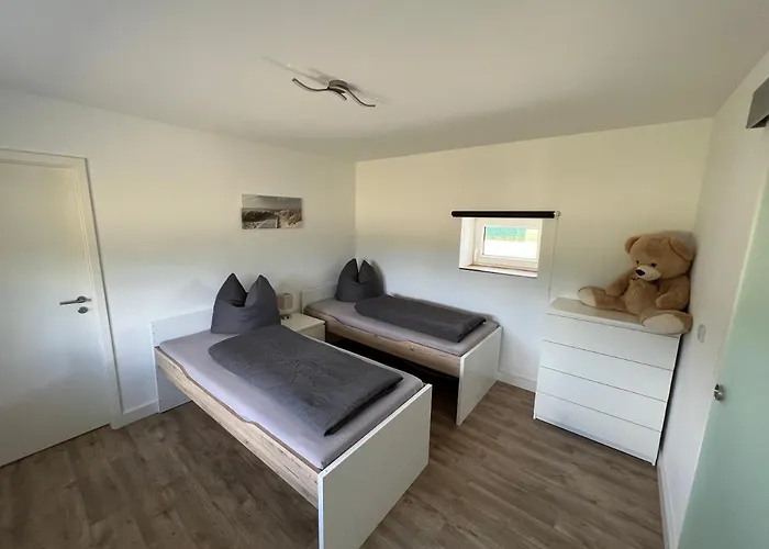 Holiday home 4 Schlafzimmer 8 Personen Parkplatz Grundstueck Garten